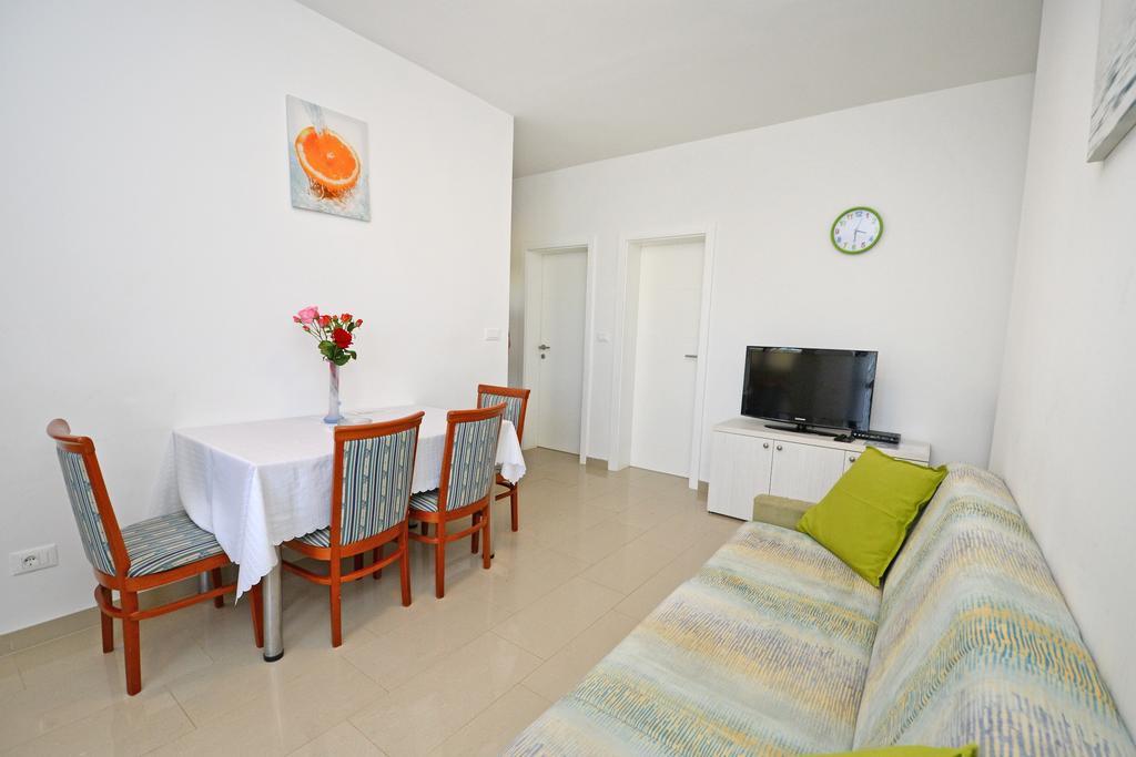 Apartments Mira Veleniki Bagian luar foto