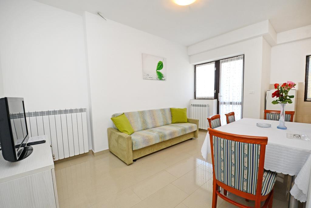 Apartments Mira Veleniki Bagian luar foto