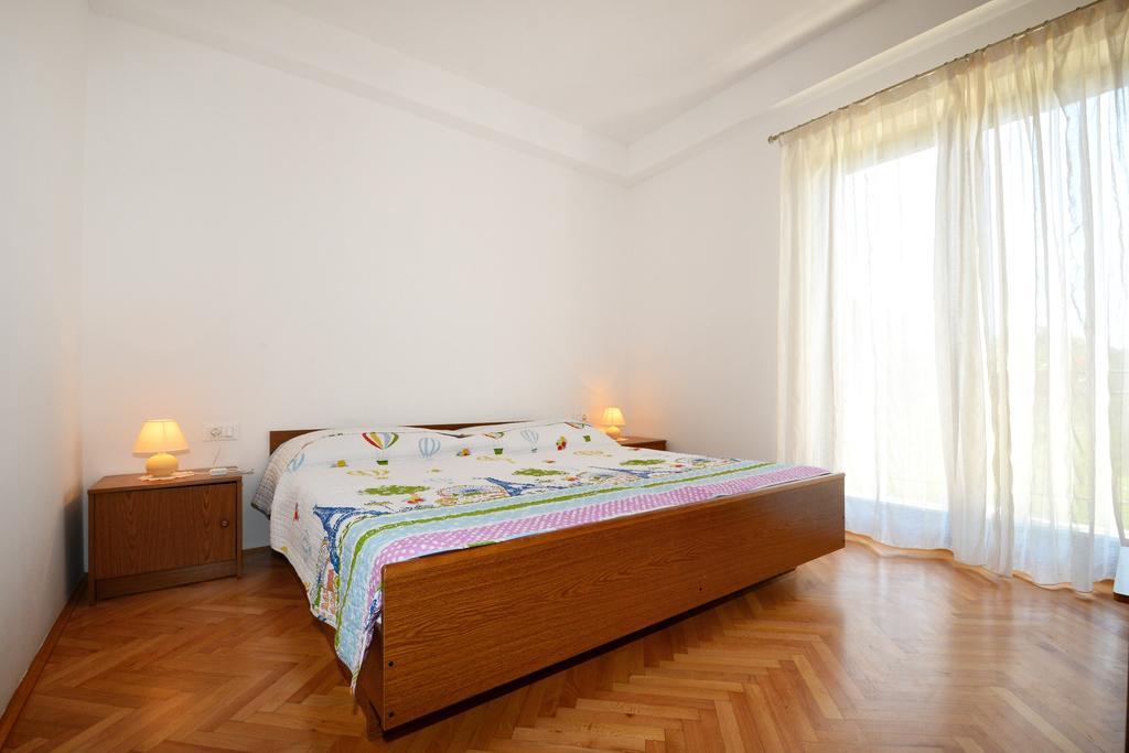 Apartments Mira Veleniki Bagian luar foto